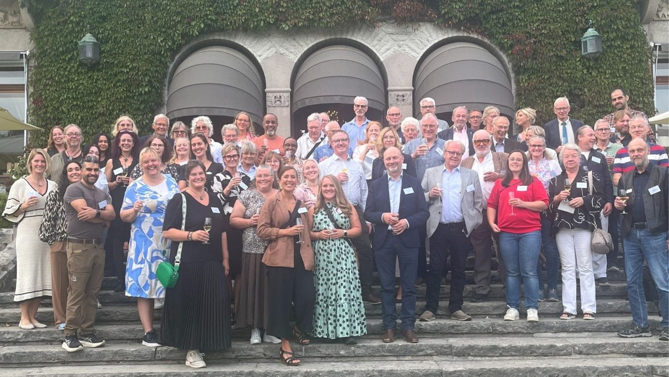 Gruppbild på trappan utanför Bjertorp slott
