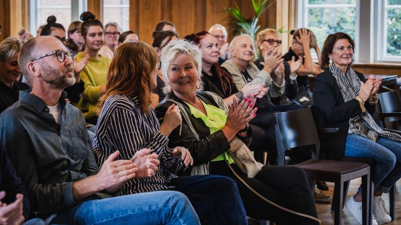 Pratglad publik vid event i Skara stadshus